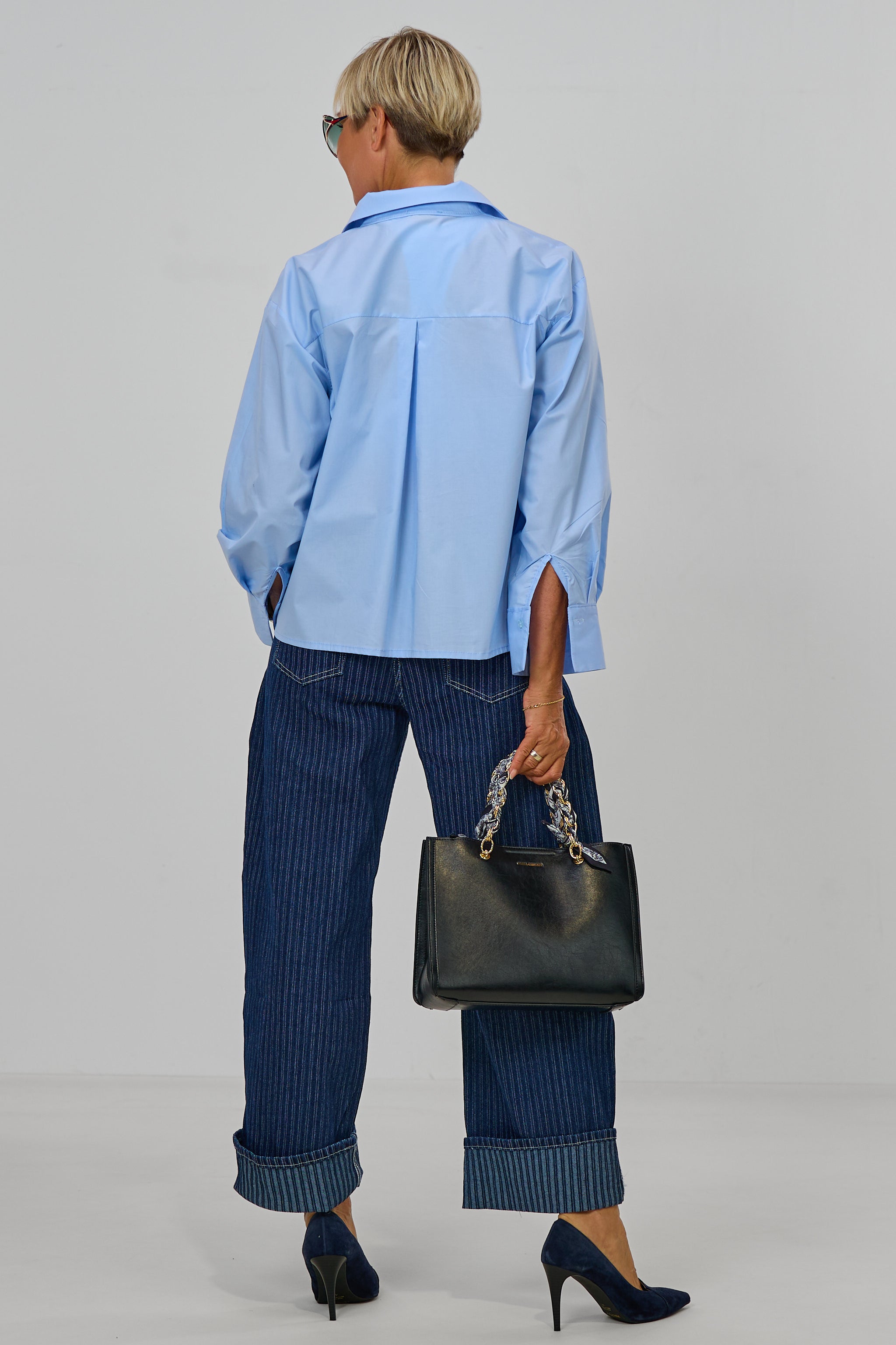 Kurze Bluse mit gewelltem Abschluss, hellblau