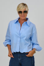 Kurze Bluse mit gewelltem Abschluss, hellblau