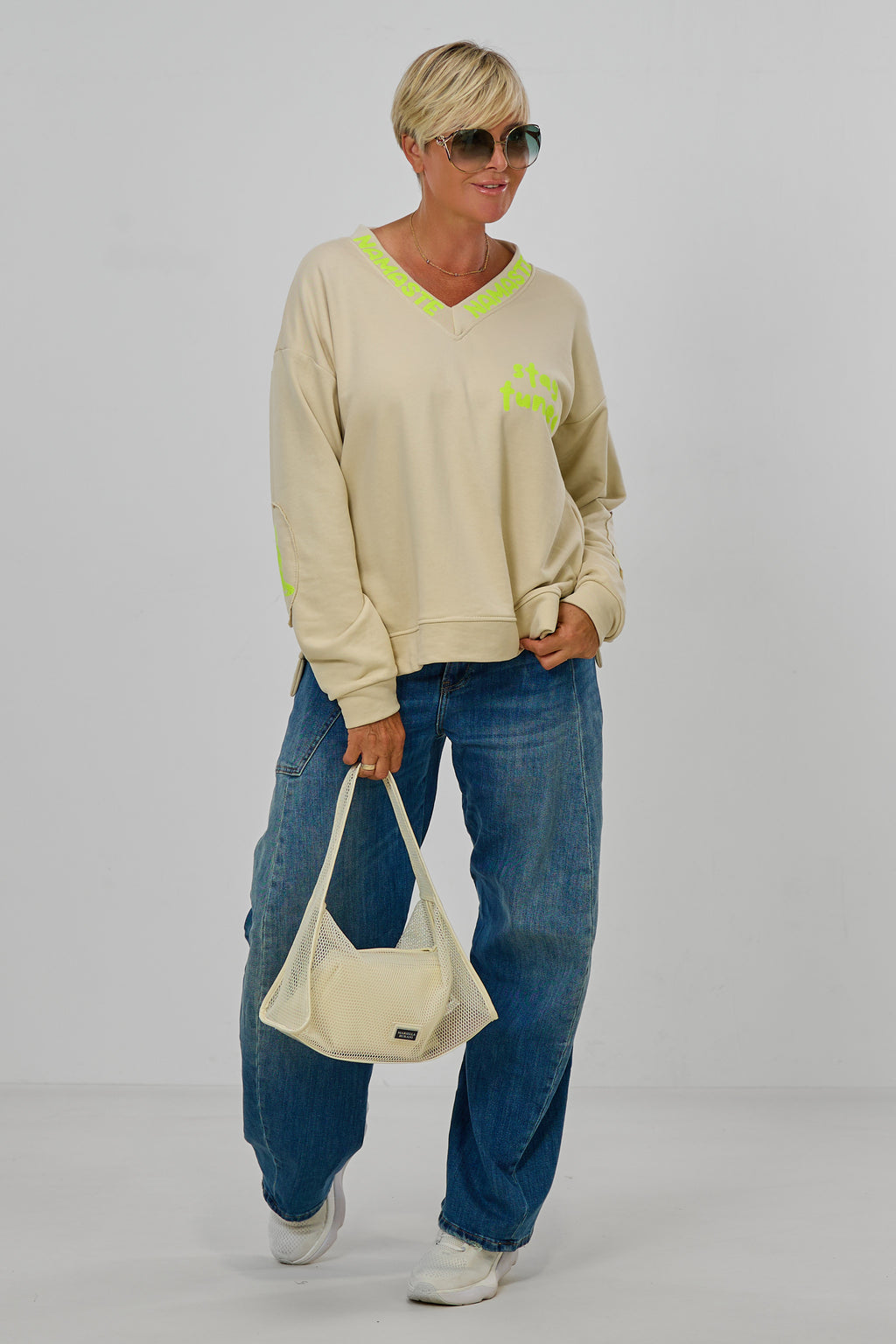 Sweaty NAMASTE by Silvia van Beekum, beige-neongelb