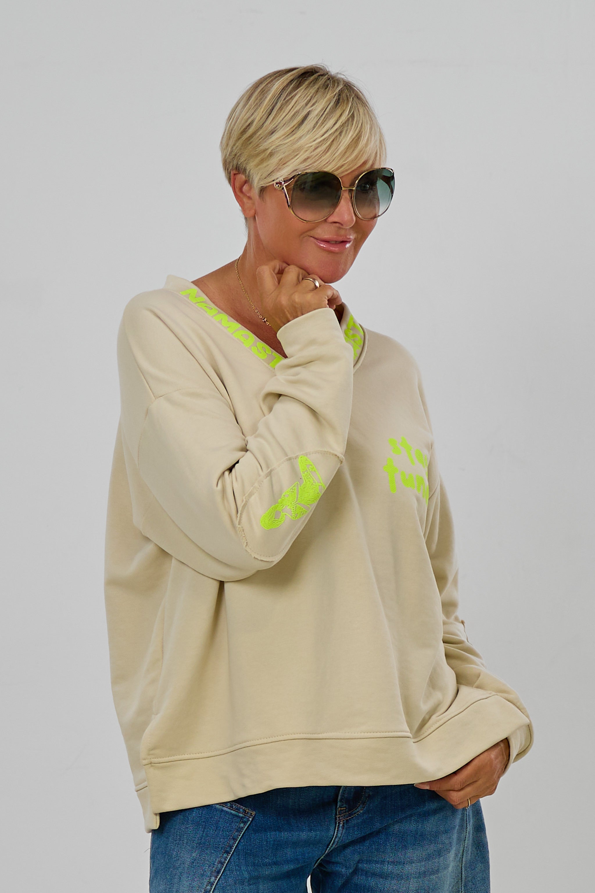 Sweaty NAMASTE by Silvia van Beekum, beige-neongelb