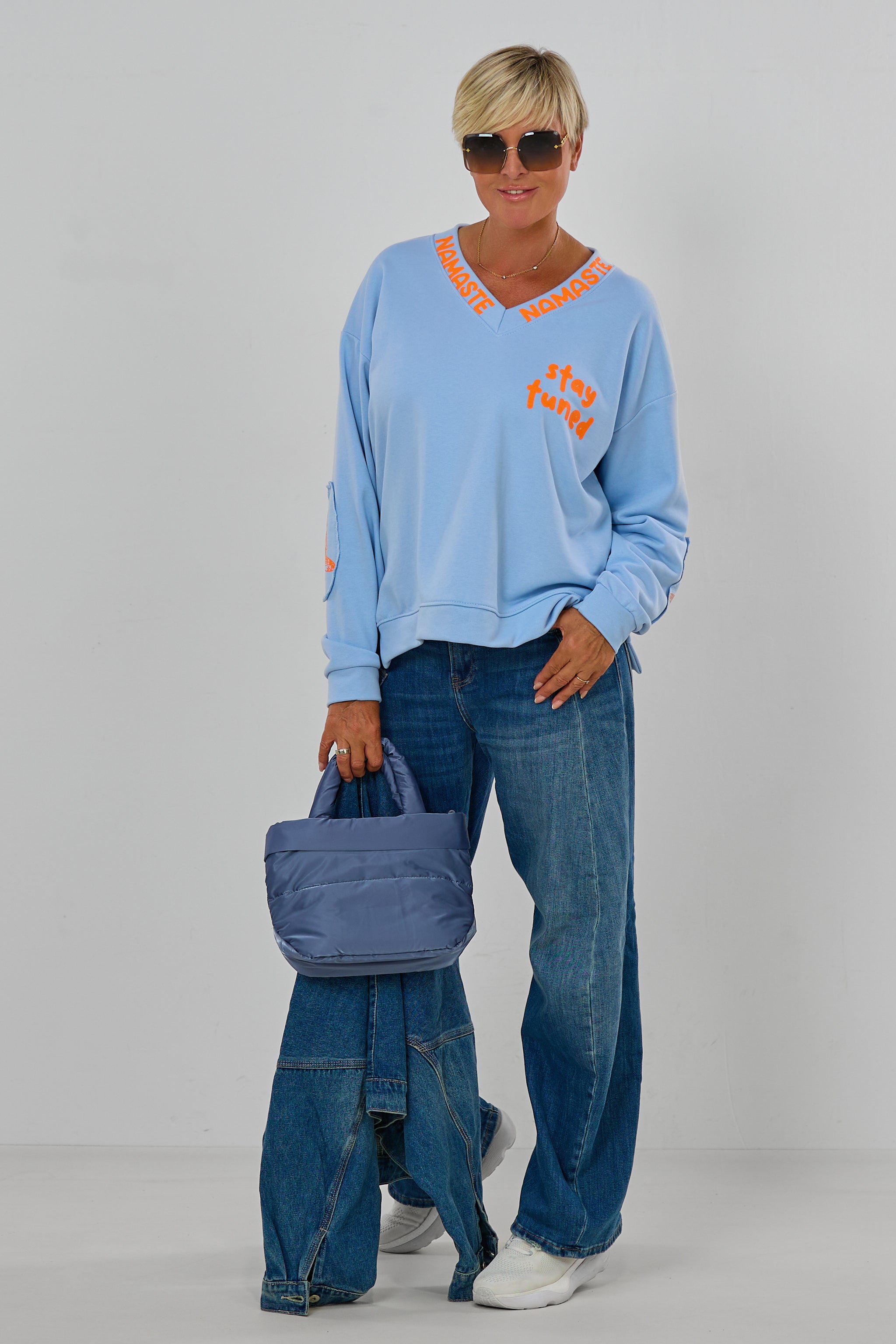 Sweaty NAMASTE by Silvia van Beekum, hellblau-neonorange
