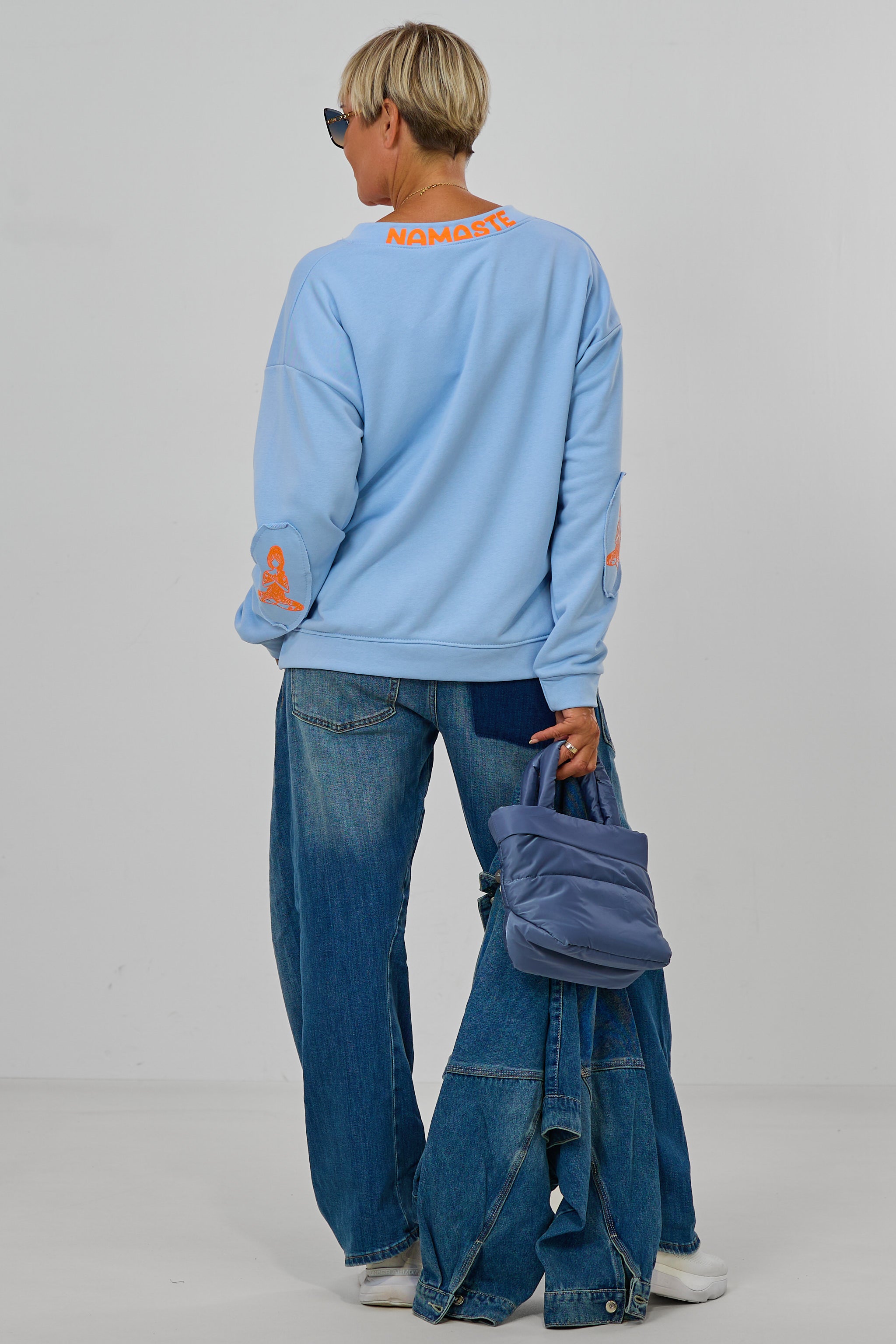 Sweaty NAMASTE by Silvia van Beekum, hellblau-neonorange