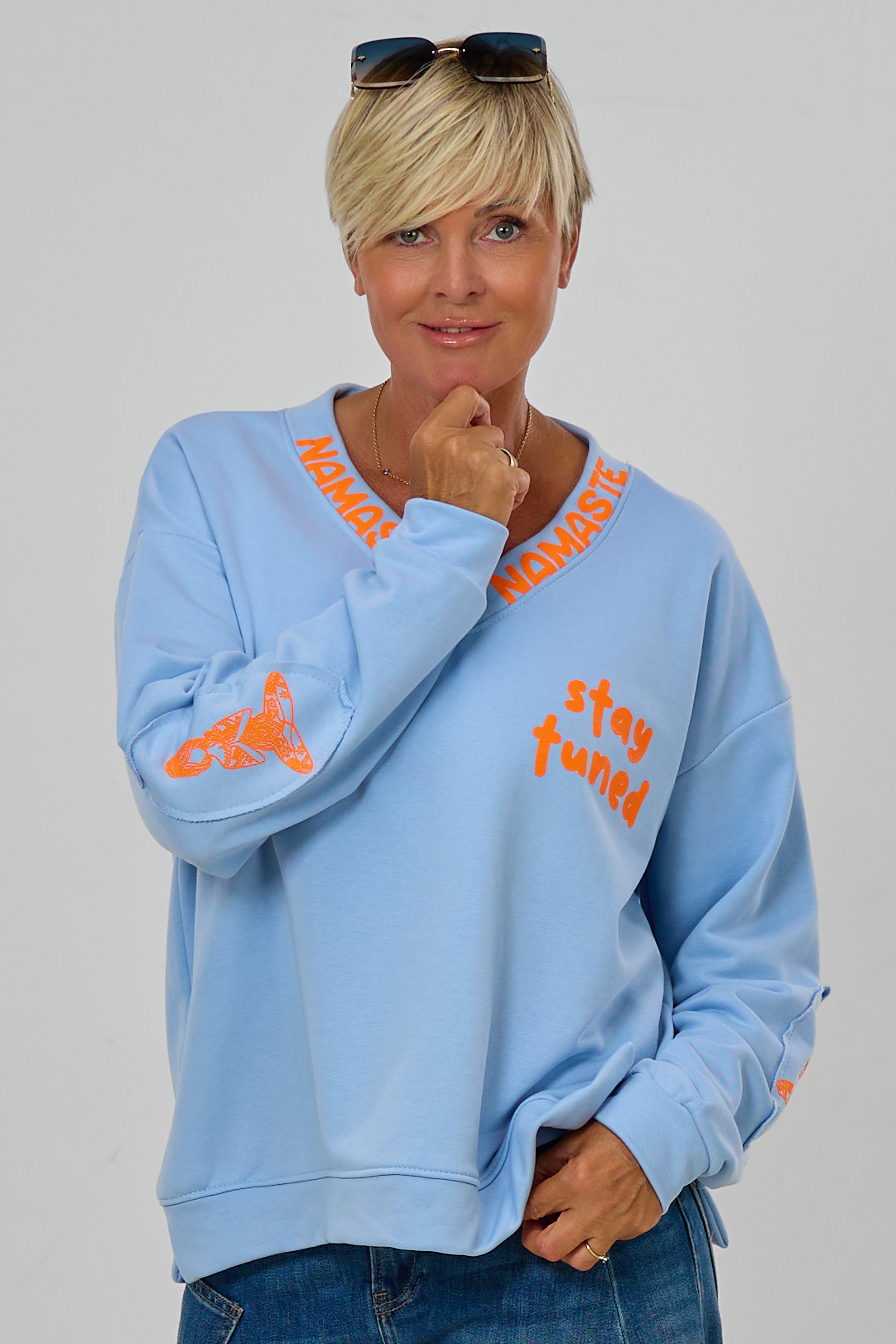 Sweaty NAMASTE by Silvia van Beekum, hellblau-neonorange