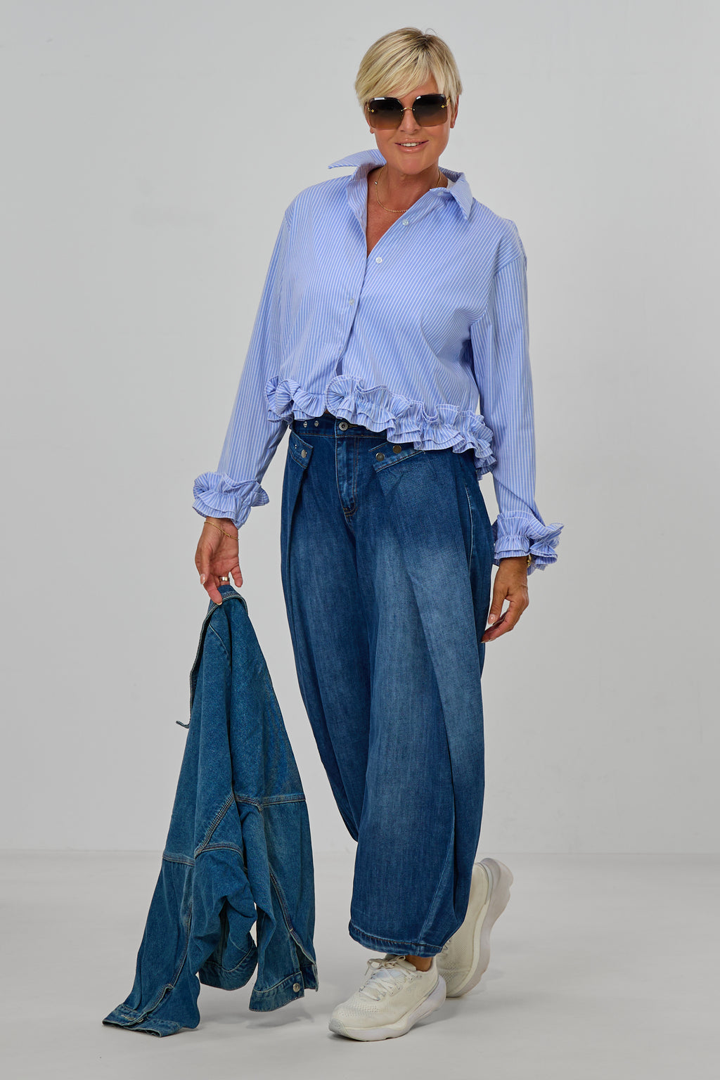 Kurze Bluse mit Volants, hellblau-weiß-gestreift