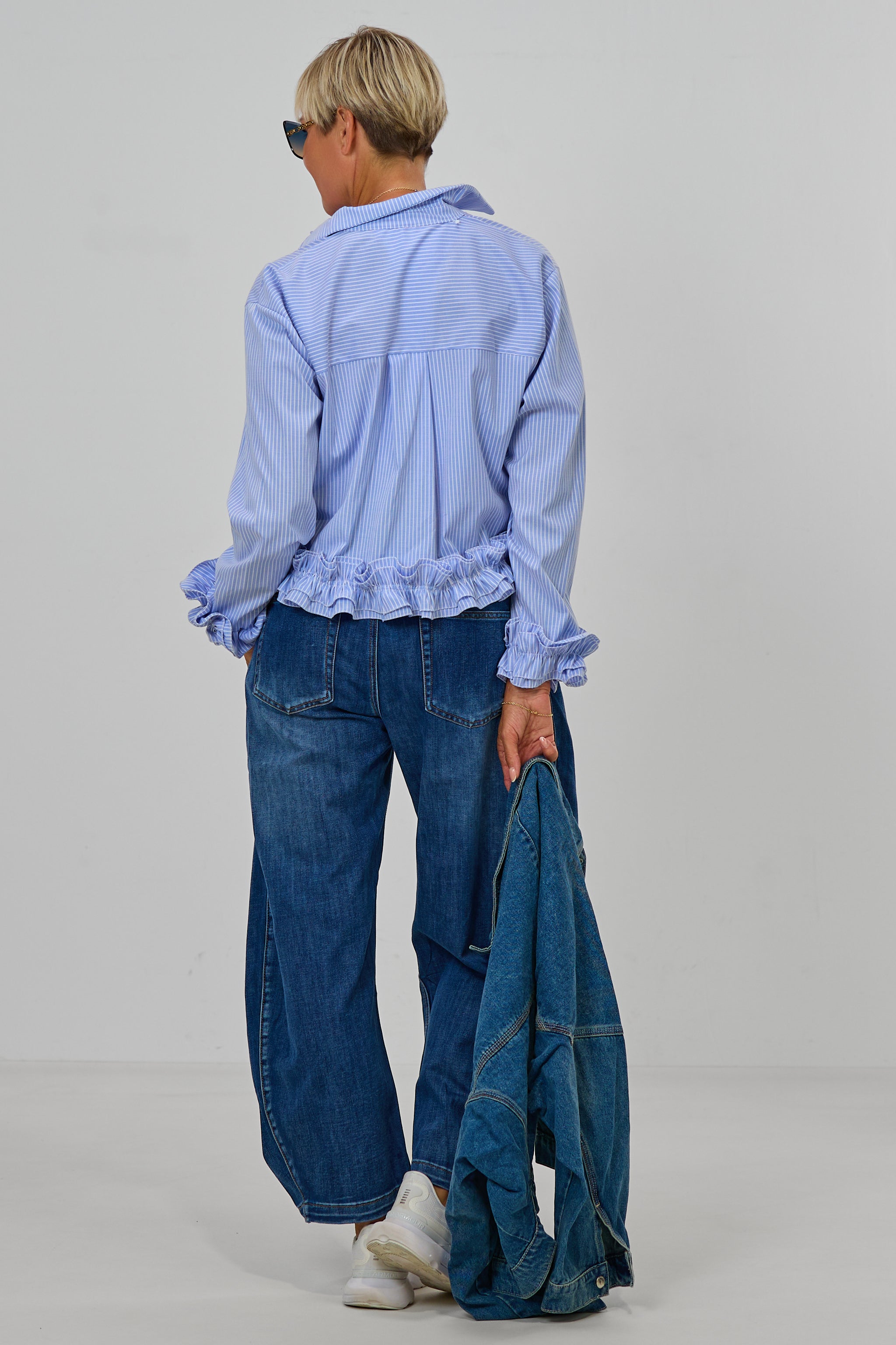 Kurze Bluse mit Volants, hellblau-weiß-gestreift