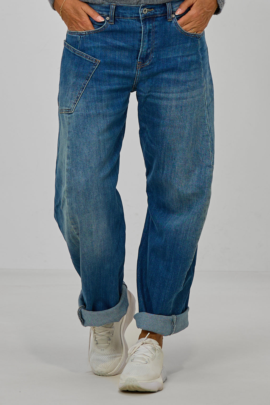 Barrel Jeans im used Look mit aufgesetzter Tasche, denim