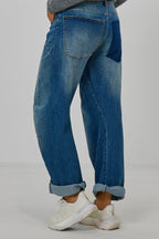 Barrel Jeans im used Look mit aufgesetzter Tasche, denim