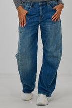 Barrel Jeans im used Look mit aufgesetzter Tasche, denim