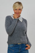 Strickpulli mit Spitzenkragen, grau