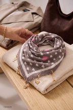Weiches Tuch mit Charms, braun-beige-pink
