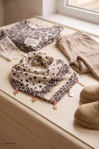 Weiches Tuch mit Charms, beige-leo