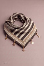 Weiches Tuch mit Charms, braun-beige-taupe