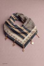Weiches Tuch mit Charms, taupe-anthrazit-beige