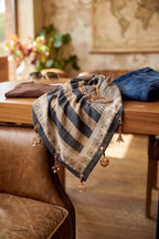 Weiches Tuch mit Charms, taupe-anthrazit-beige