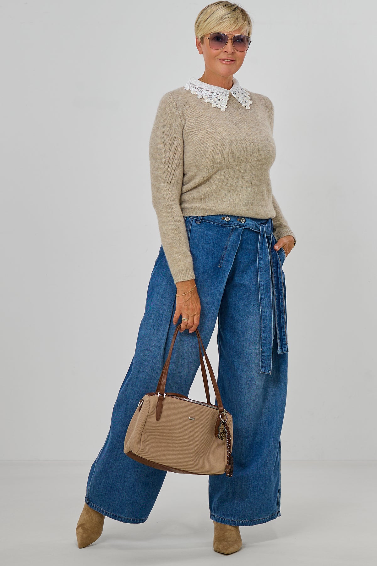 Strickpulli mit Spitzenkragen, beige