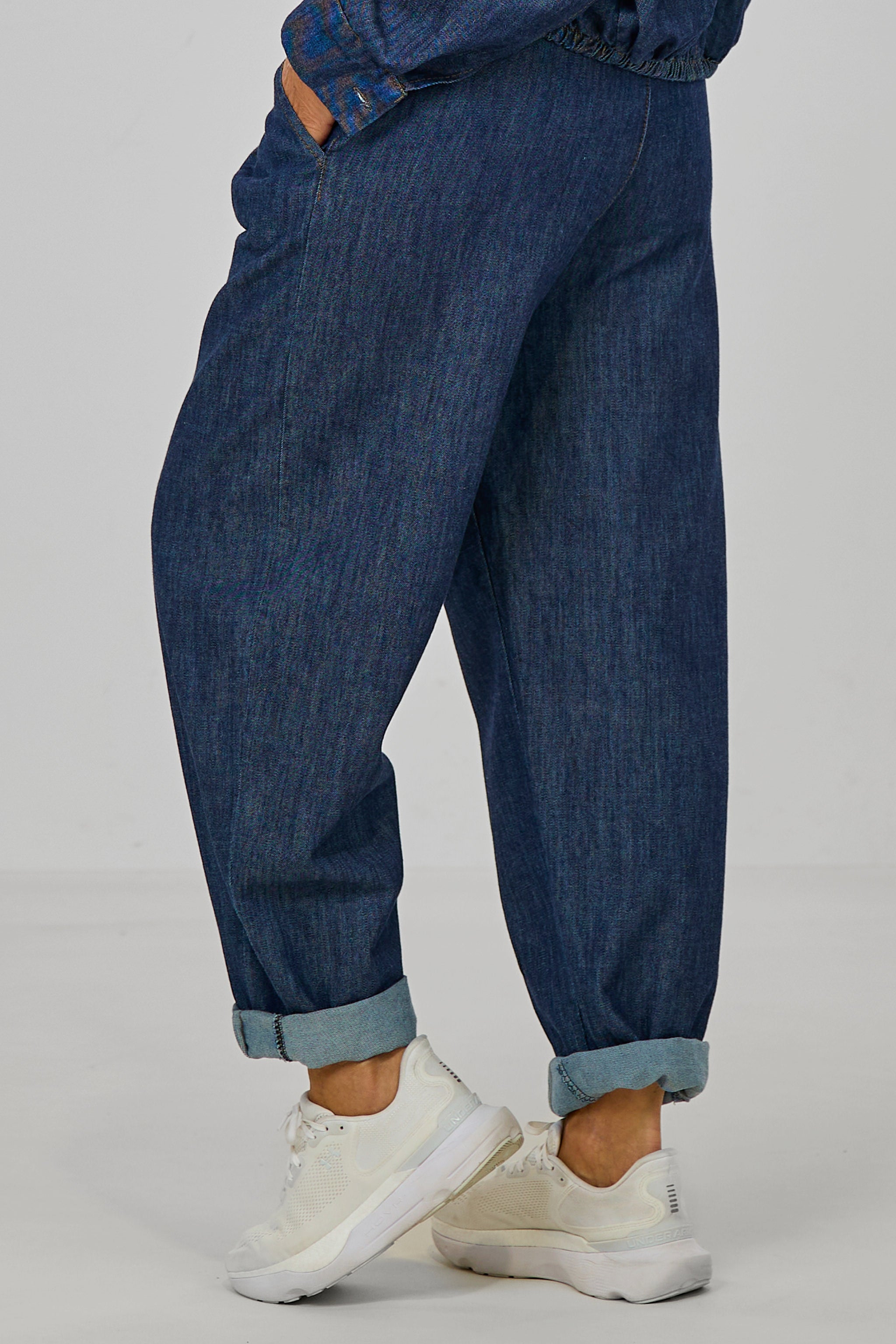 Jeans mit gesteppten Bundfalten, dark denim