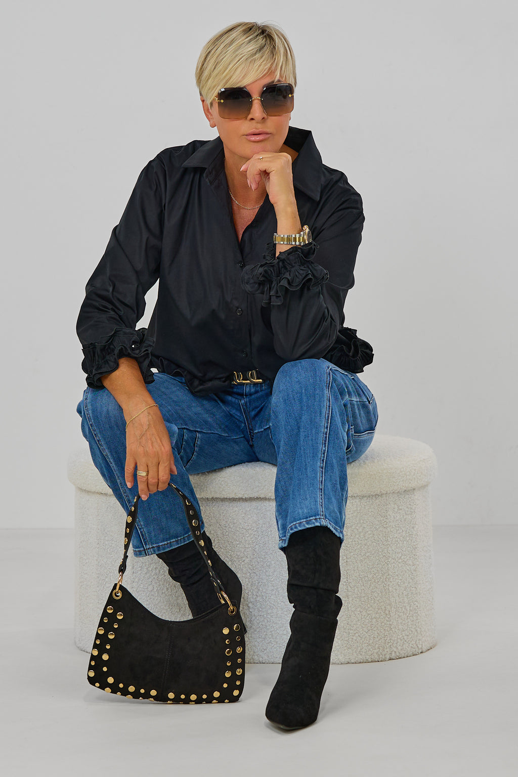 Kurze Bluse mit Volants, schwarz