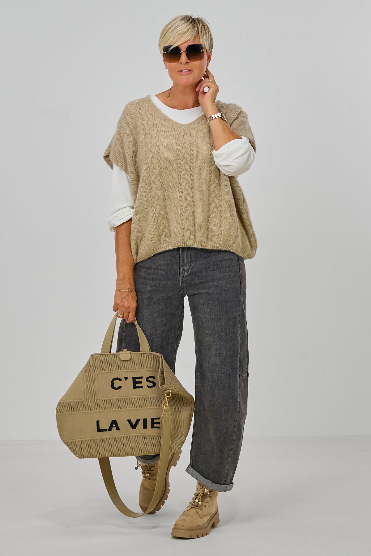 Ärmelloser Strickpulli mit Zopfmuster, beige