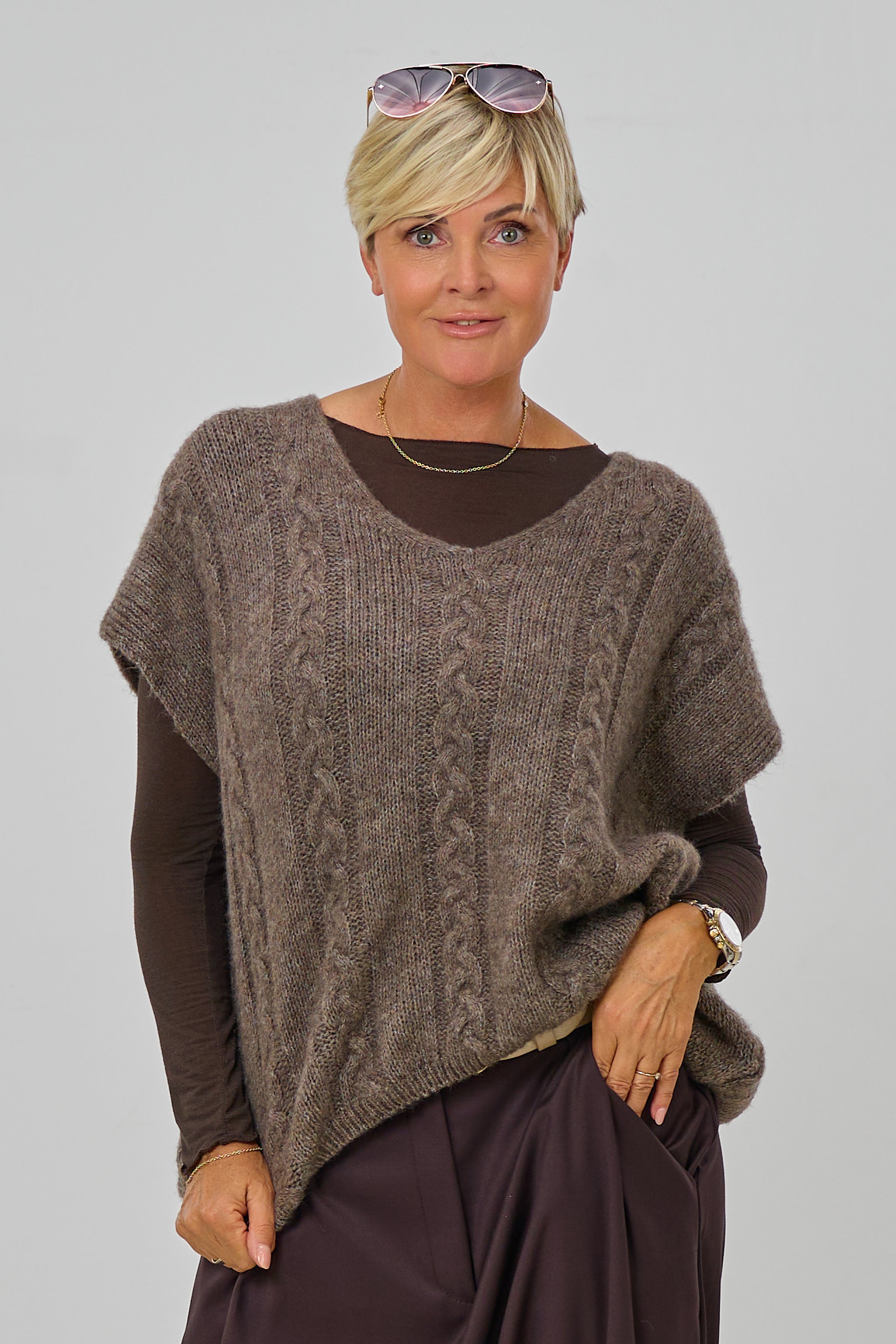 Ärmelloser Strickpulli mit Zopfmuster, braun