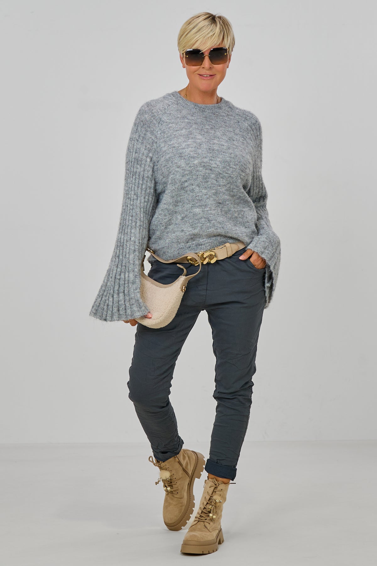 Kuscheliger Strickpulli mit Trompeterärmeln, grau