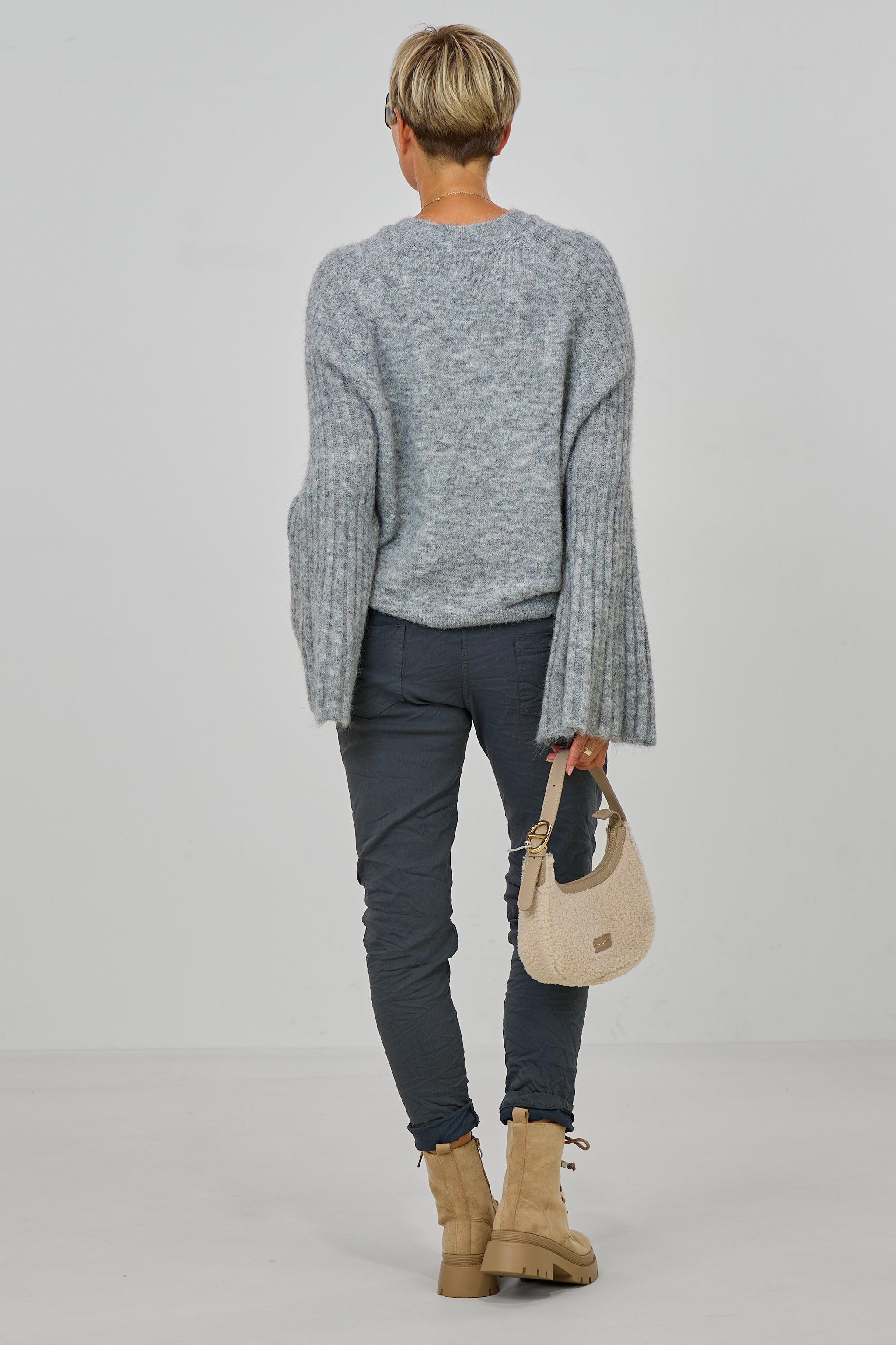 Kuscheliger Strickpulli mit Trompeterärmeln, grau