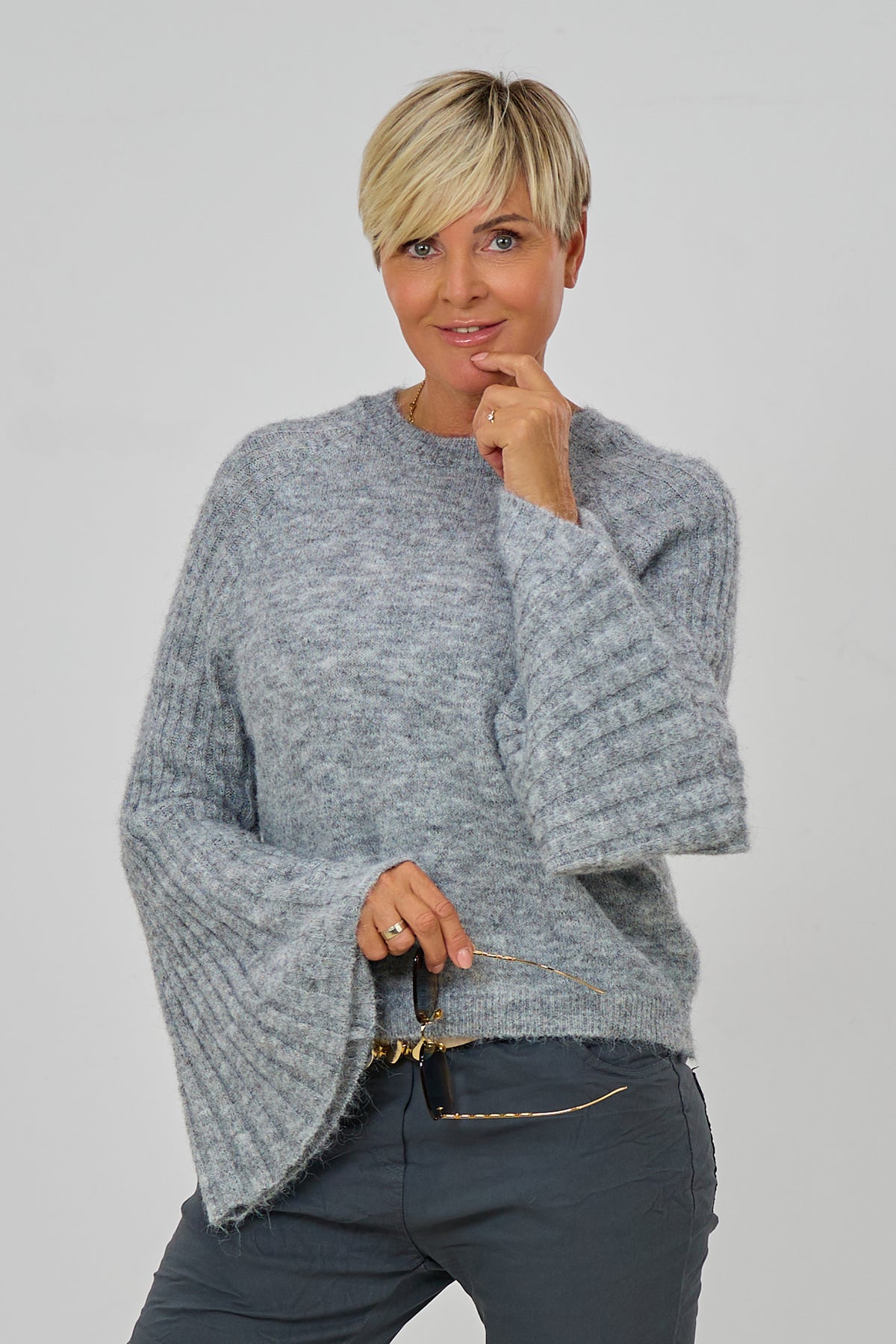 Kuscheliger Strickpulli mit Trompeterärmeln, grau