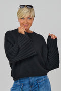 Kuscheliger Strickpulli mit Trompeterärmeln, schwarz