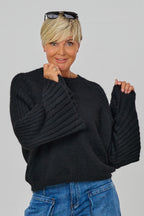 Kuscheliger Strickpulli mit Trompeterärmeln, schwarz