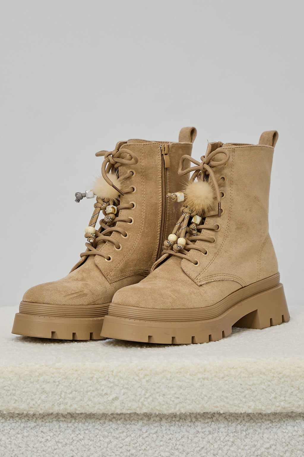 Schnürstiefelette mit Zierband, beige