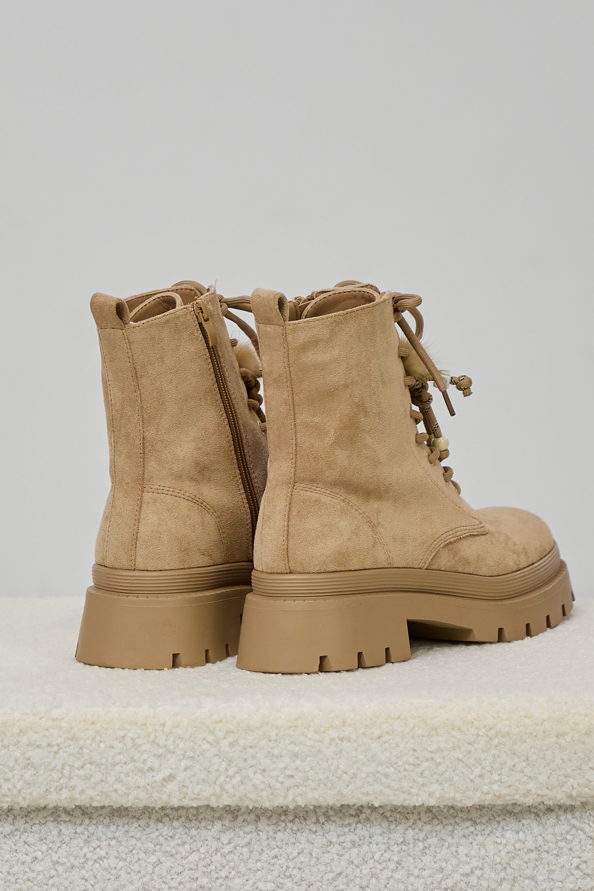 Schnürstiefelette mit Zierband, beige