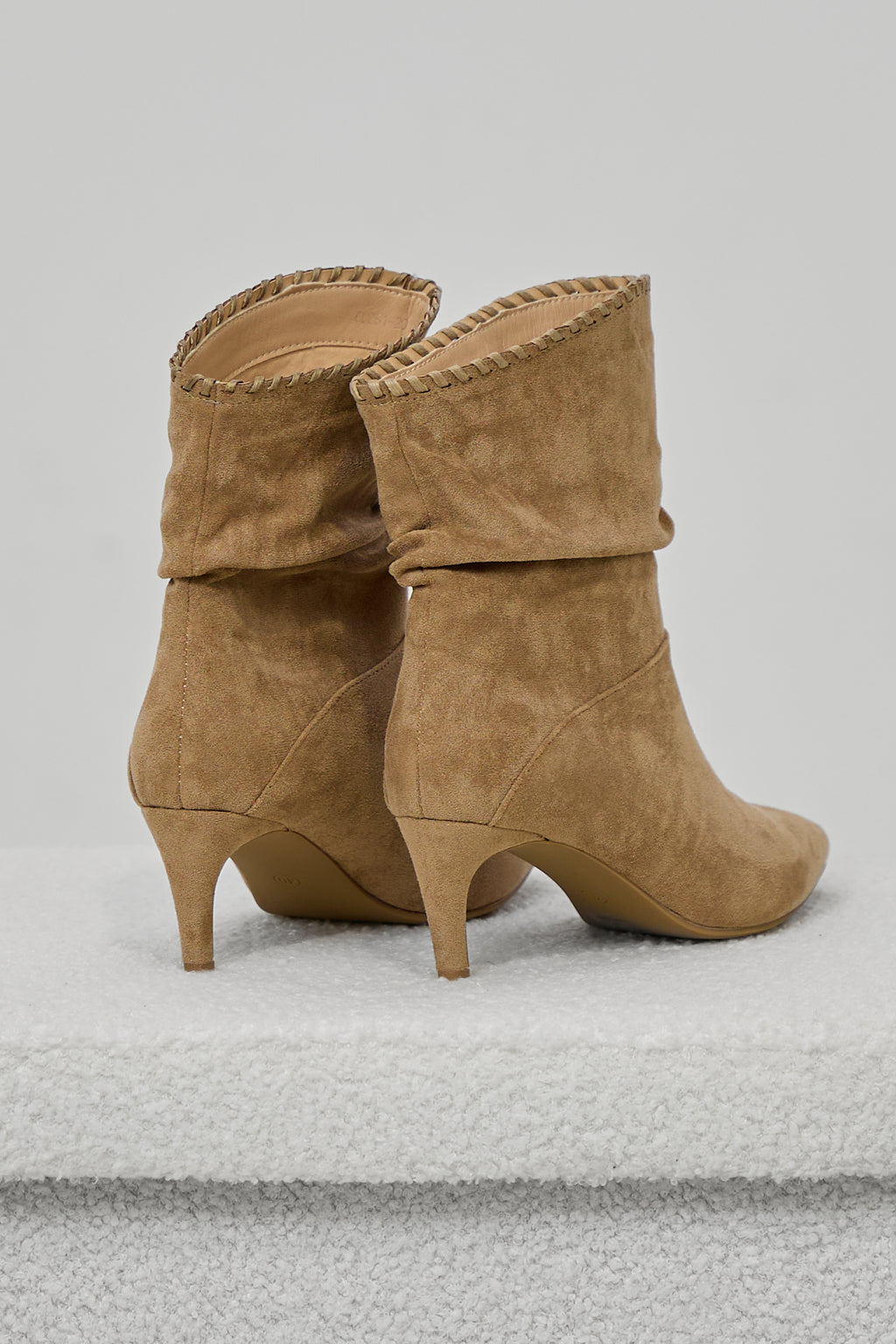 Spitze Stiefelette in Wildleder-Optik, beige
