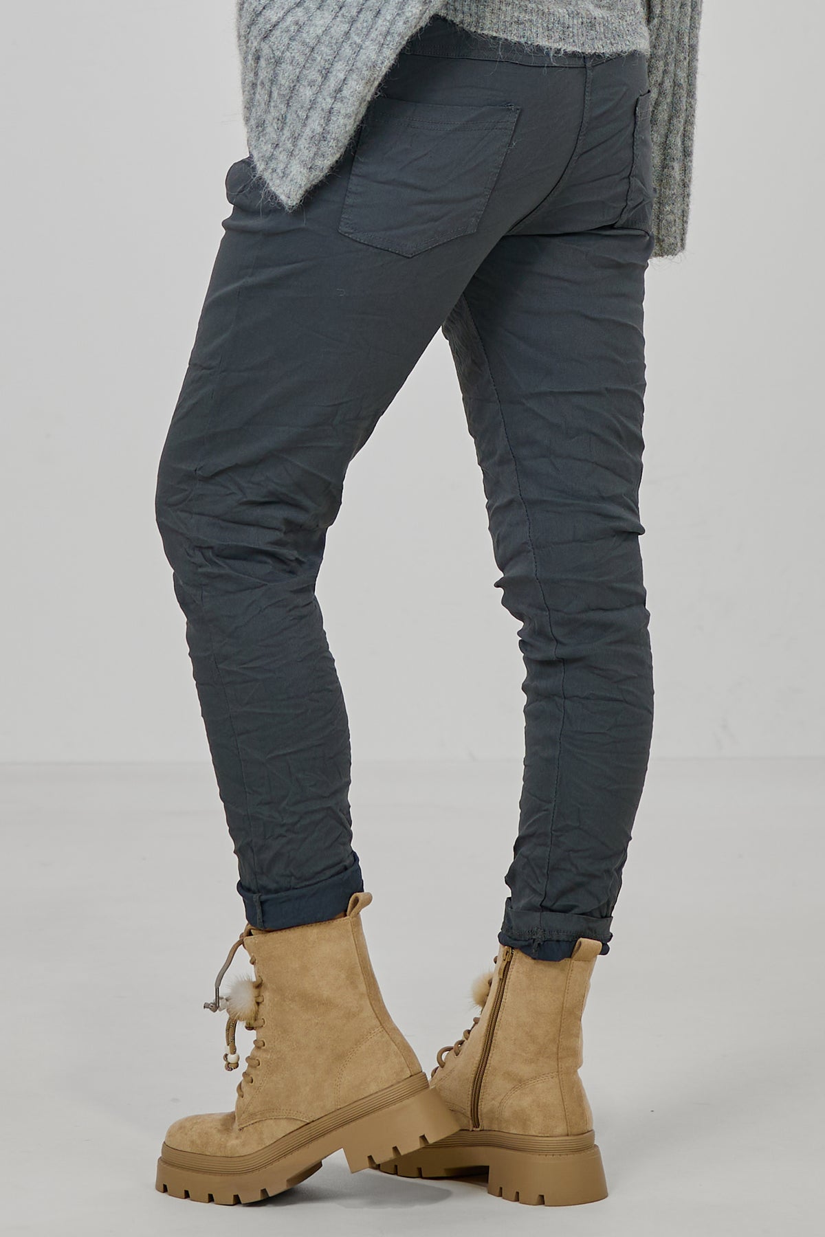 Hose mit elastischem Bund im Knitterlook, dunkelgrau