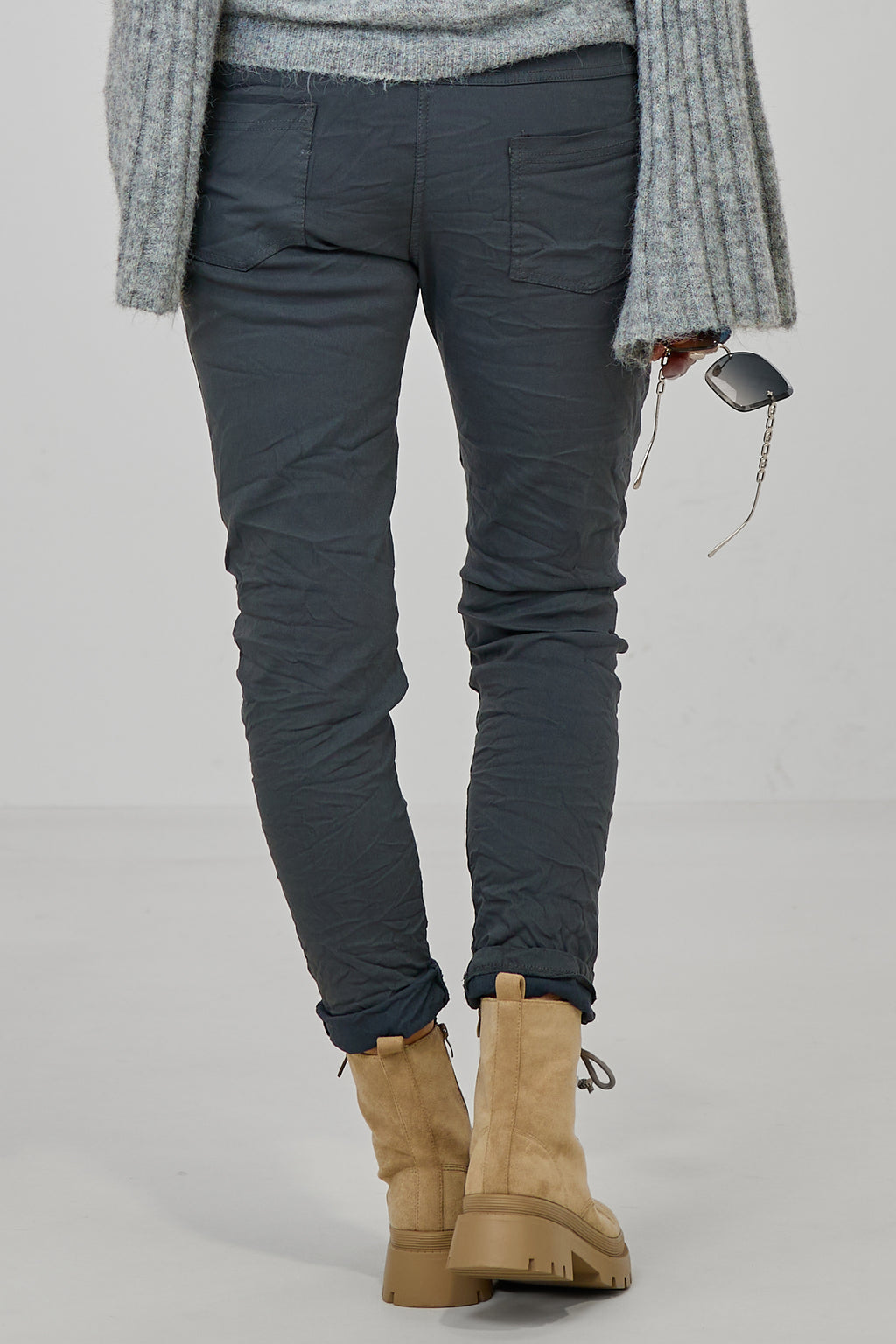 Hose mit elastischem Bund im Knitterlook, dunkelgrau