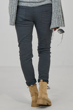 Hose mit elastischem Bund im Knitterlook, dunkelgrau