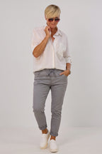 Hose mit elastischem Bund im Knitterlook, grau