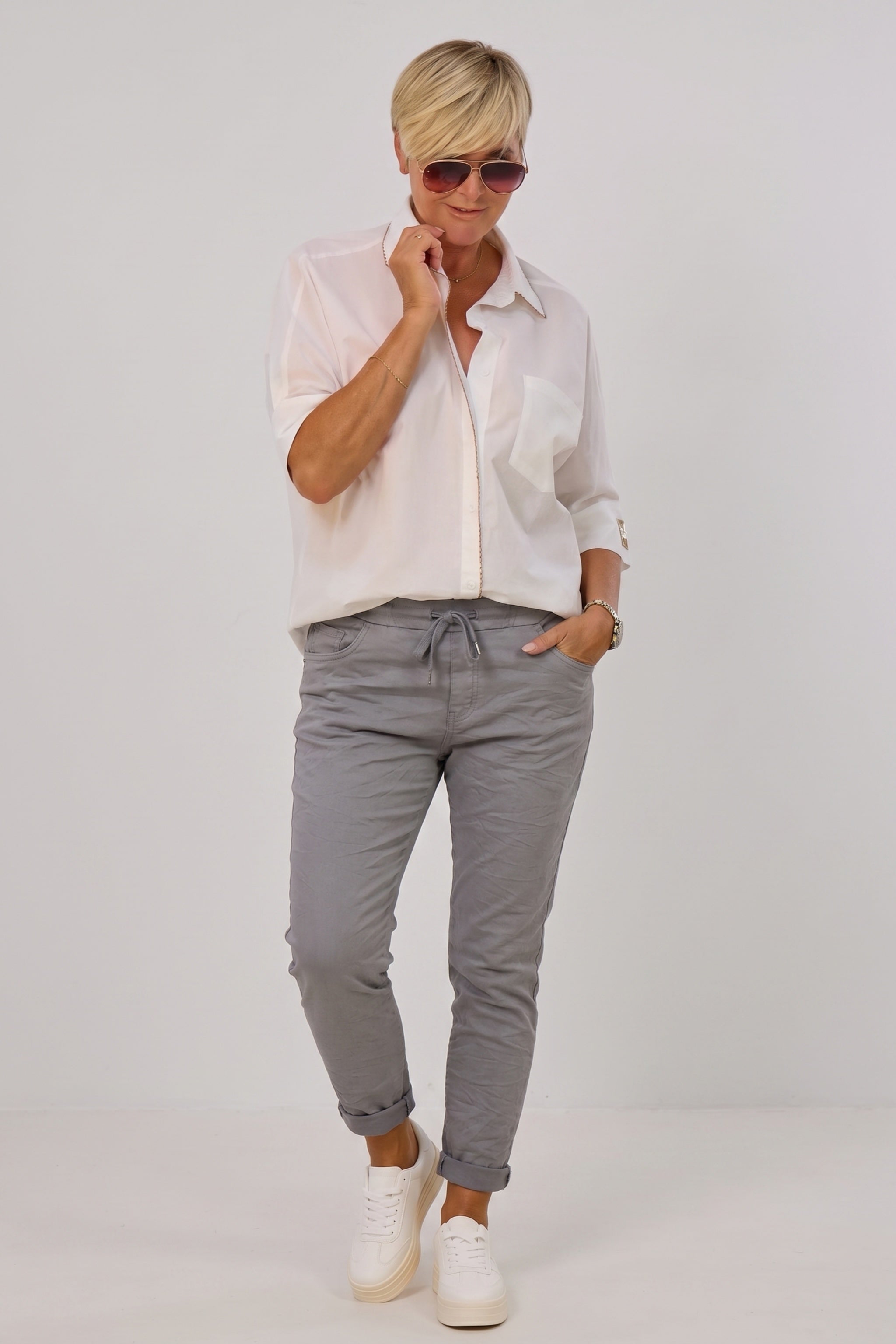 Hose mit elastischem Bund im Knitterlook, grau