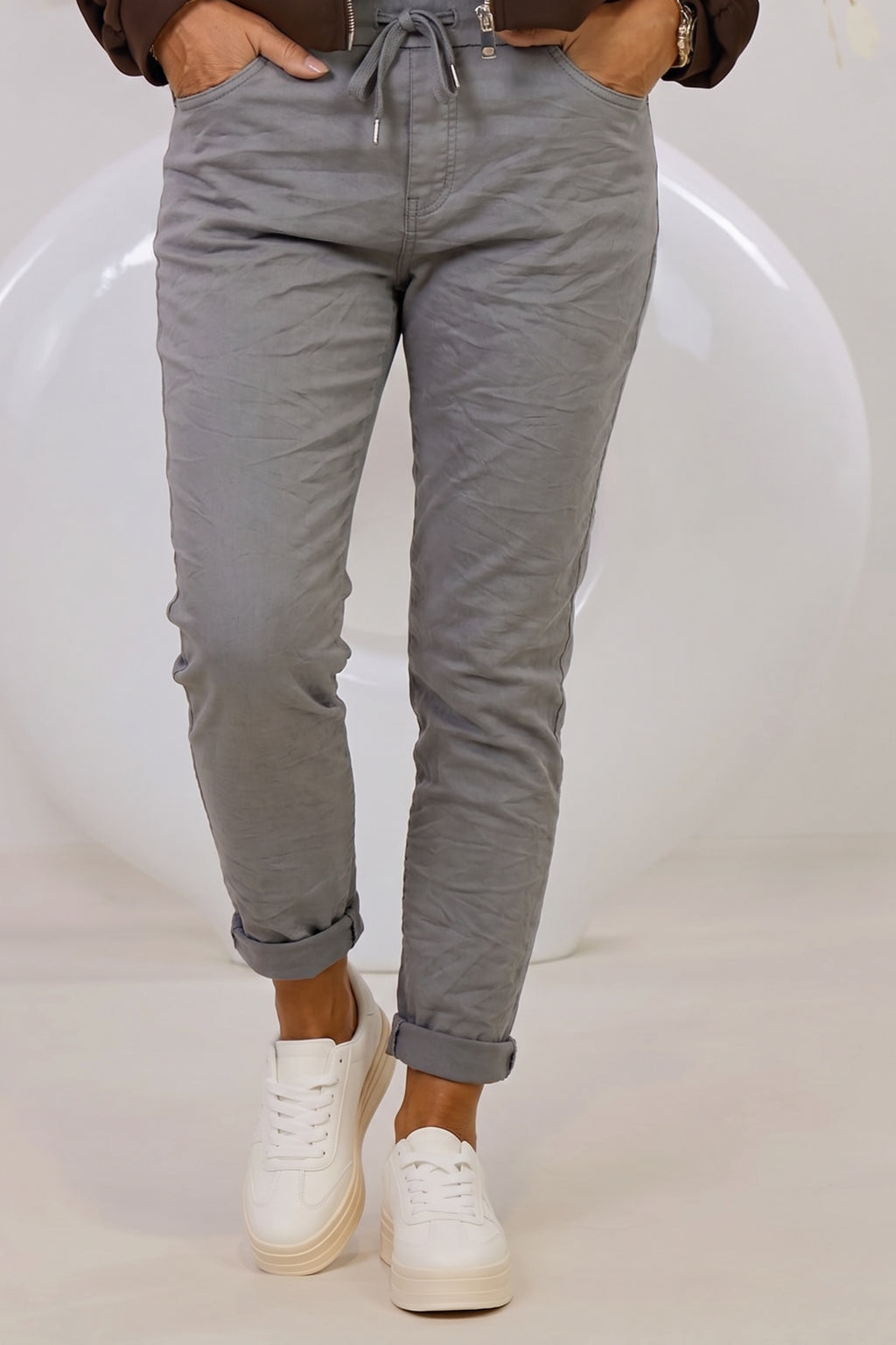 Hose mit elastischem Bund im Knitterlook, grau