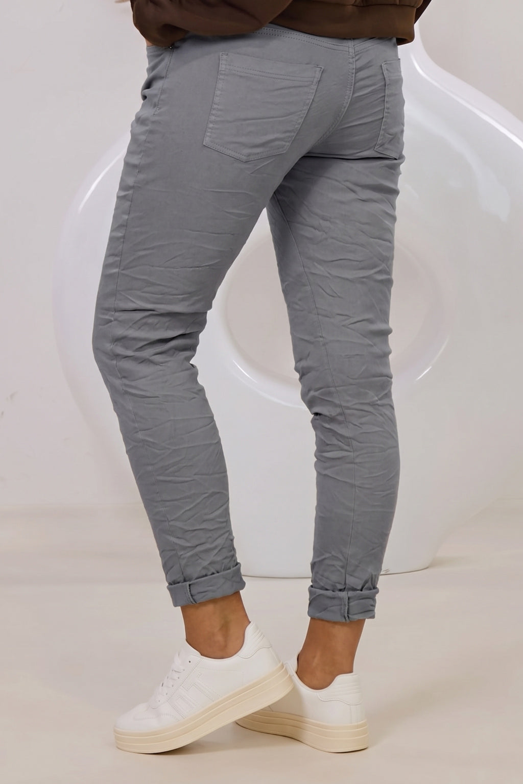 Hose mit elastischem Bund im Knitterlook, grau