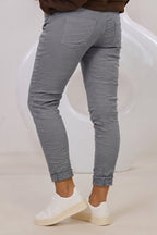 Hose mit elastischem Bund im Knitterlook, grau