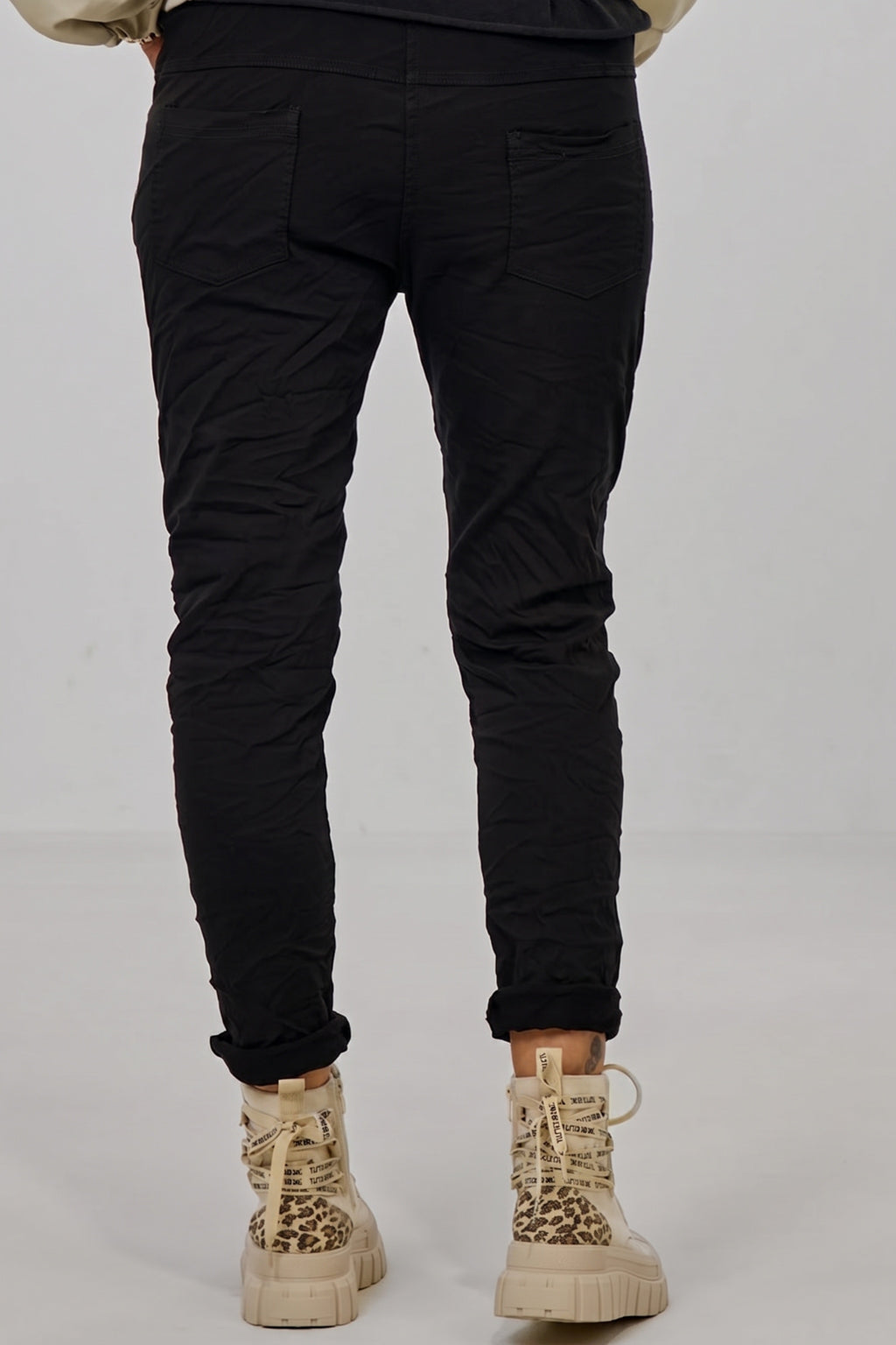 Hose mit elastischem Bund im Knitterlook, schwarz
