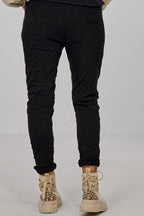 Hose mit elastischem Bund im Knitterlook, schwarz