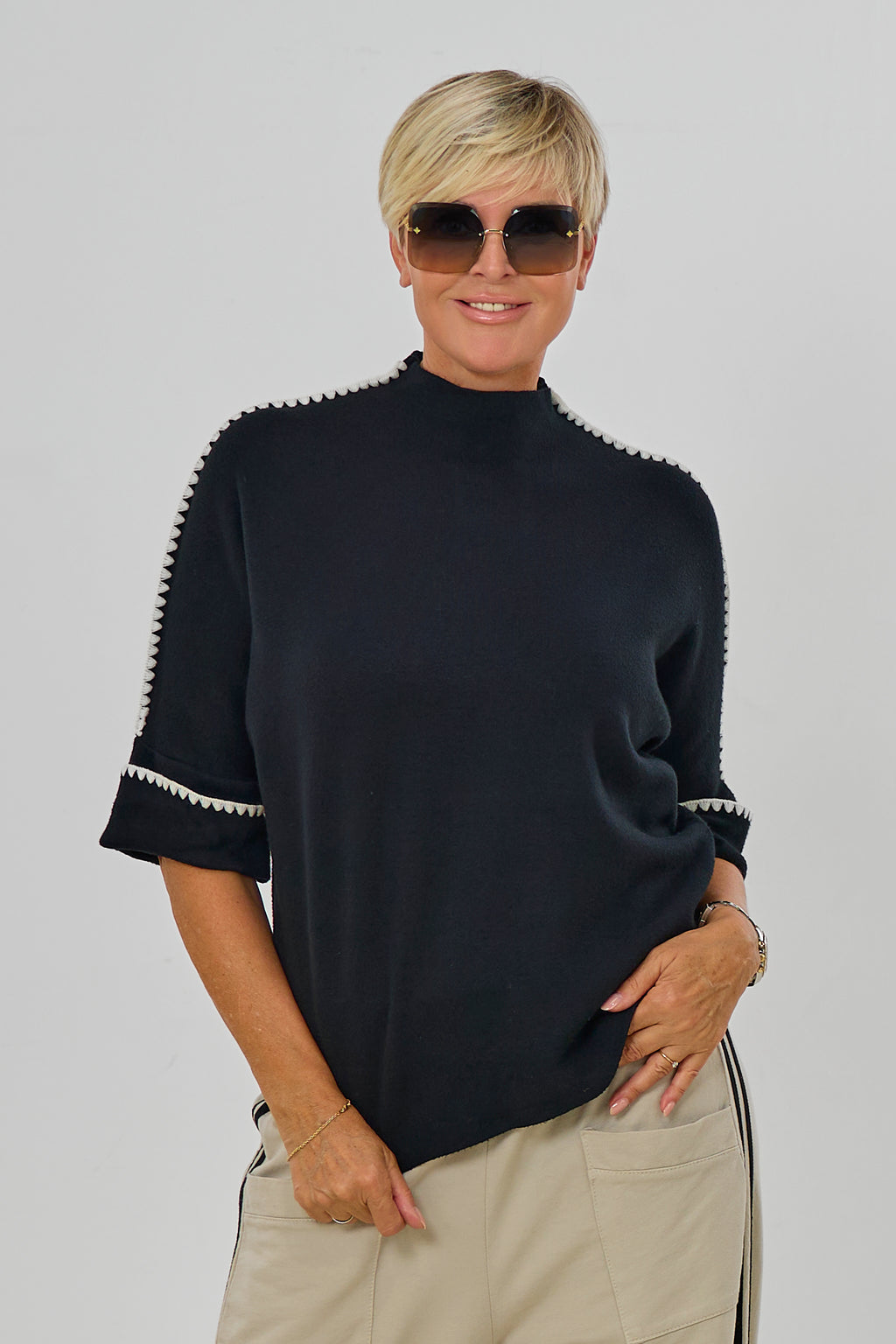 Pulli mit 3/4 Arm und Ziernähten, schwarz-weiß
