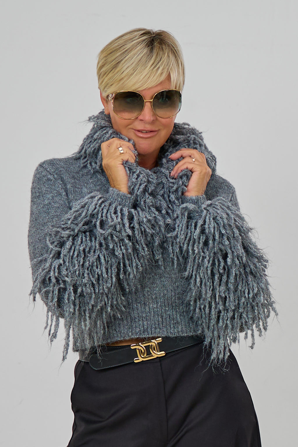 Strickpulli mit Zottelfransen, grau