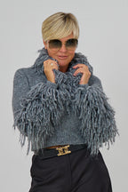 Strickpulli mit Zottelfransen, grau