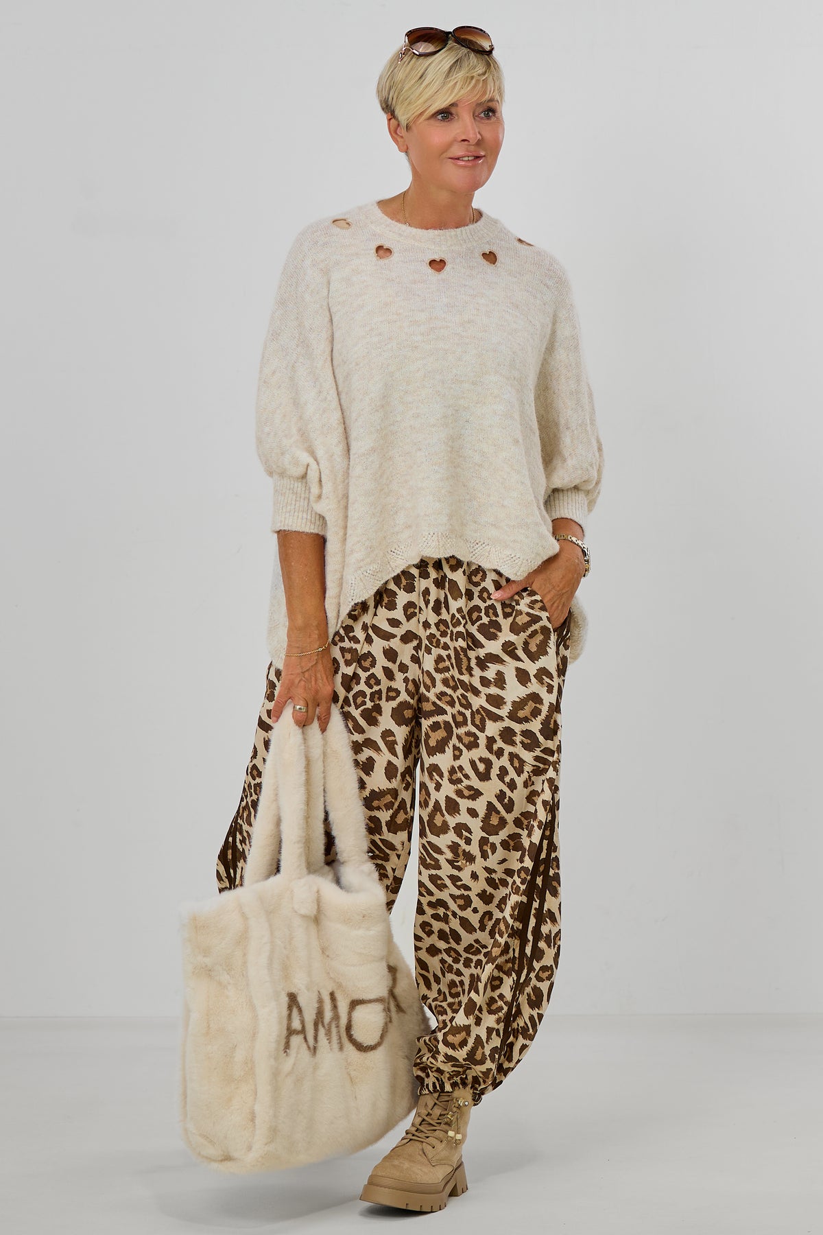 Strickpulli/Überwurf mit Cut-Out Herzen, beige-meliert