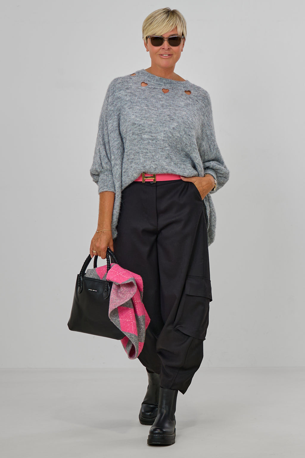 Strickpulli/Überwurf mit Cut-Out Herzen, hellgrau-meliert