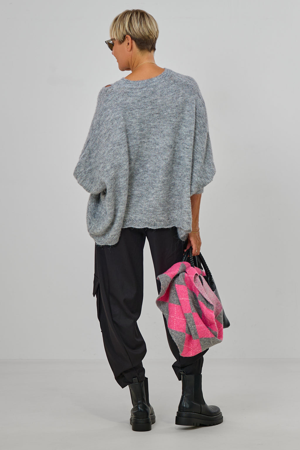 Strickpulli/Überwurf mit Cut-Out Herzen, hellgrau-meliert