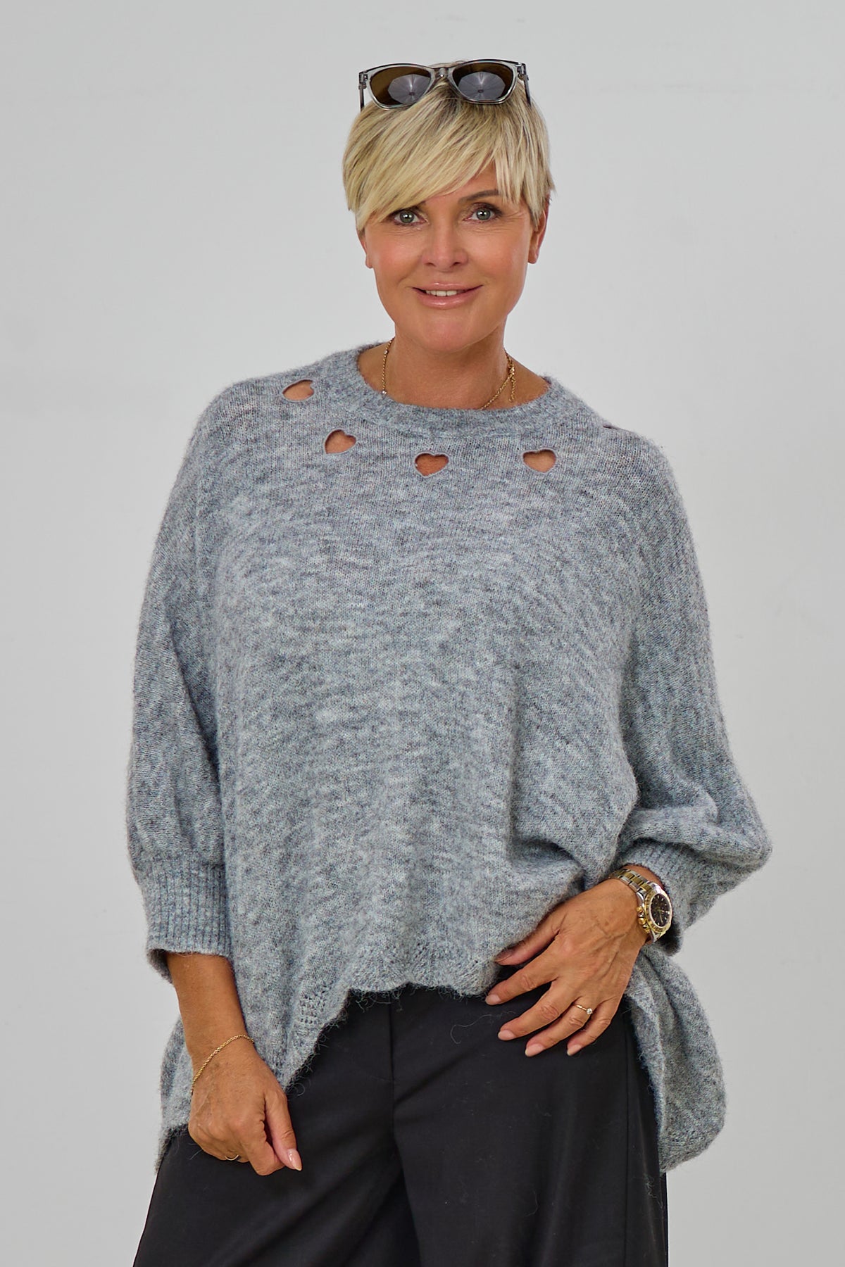 Strickpulli/Überwurf mit Cut-Out Herzen, hellgrau-meliert