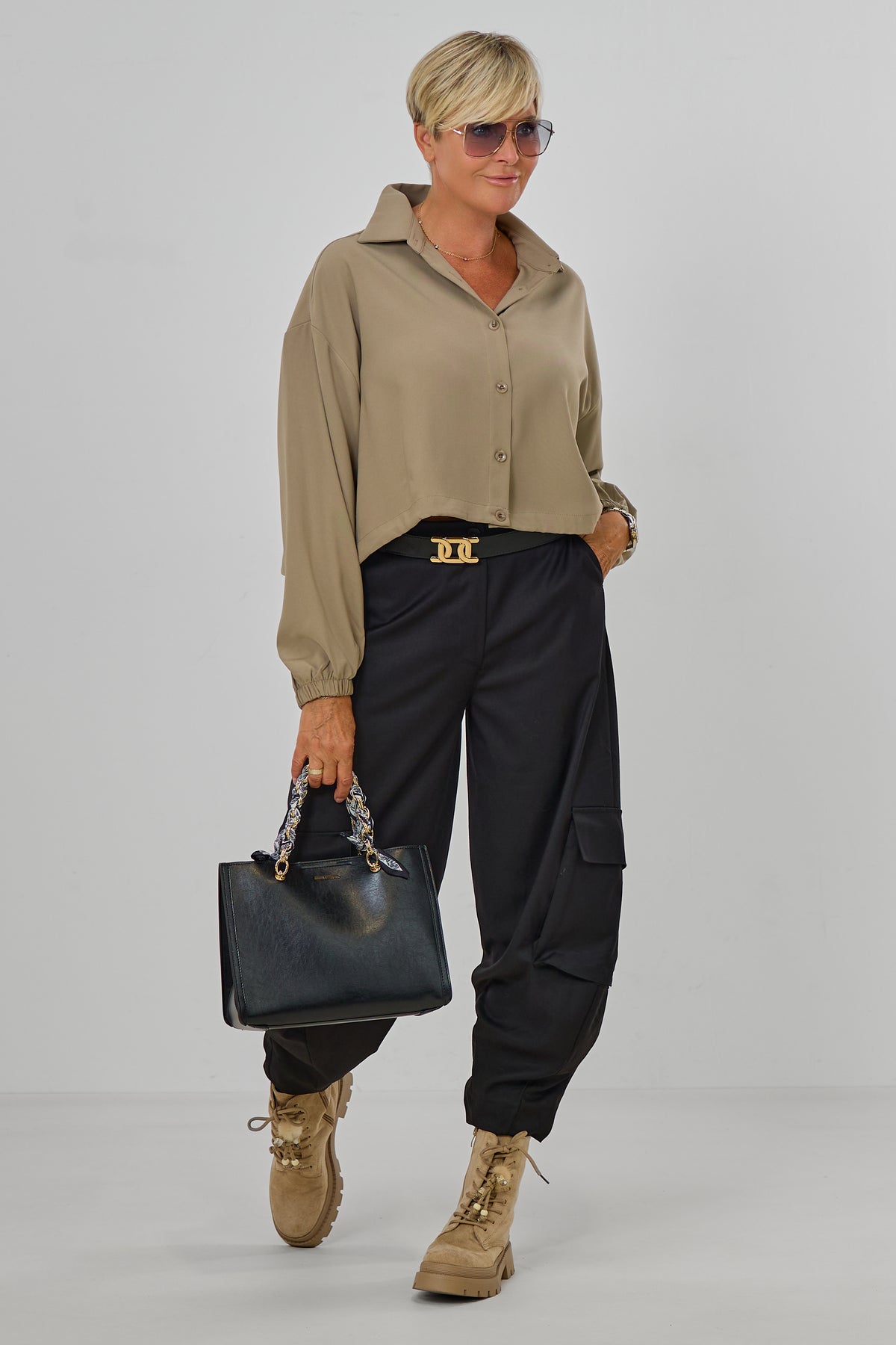 Kurze Bluse mit elastischen Bündchen, schlamm