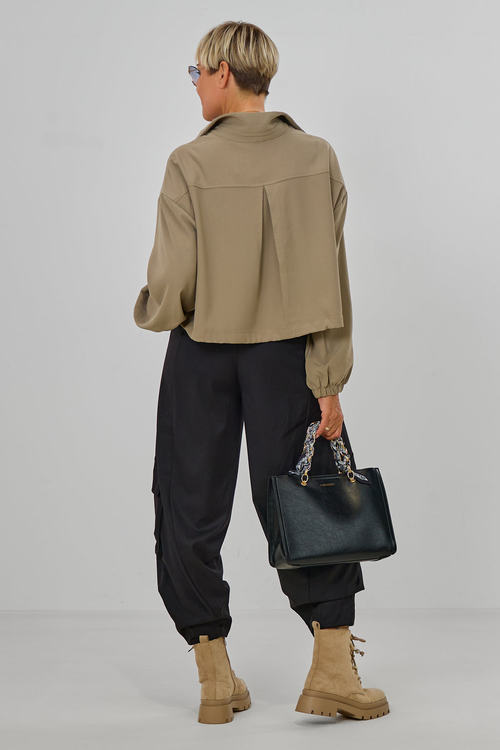 Kurze Bluse mit elastischen Bündchen, schlamm